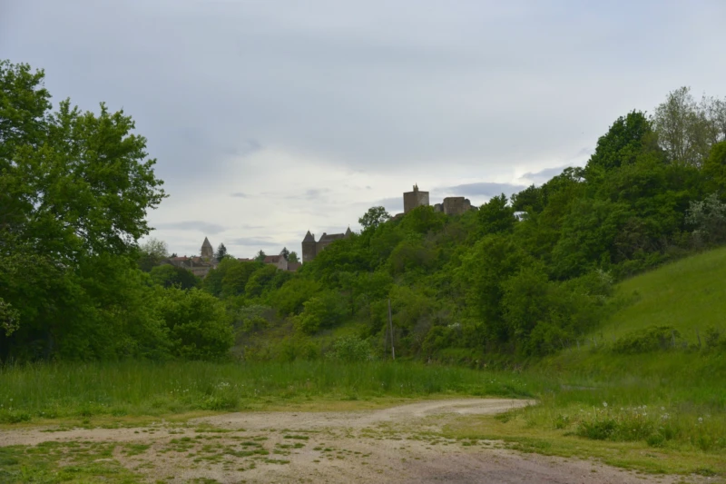 Vue sur le bourg médiéval de Brancion depuis la terrasse