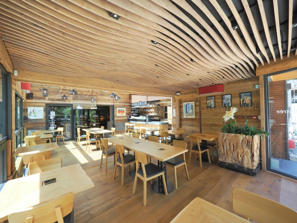 Salle de restaurant avec plafond acoustique