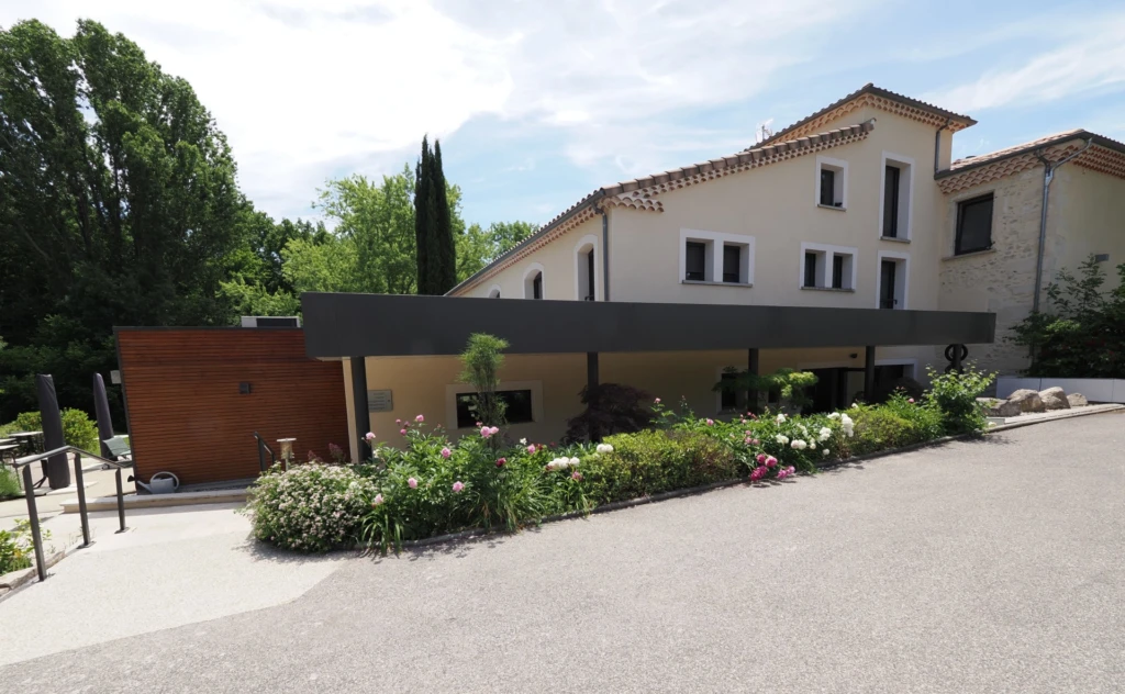 Parkinng, avec recharges électriques , boxes, garages