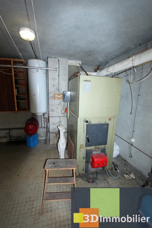 REZ-DE-CHAUSSEE : DOUBLE GARAGE AVEC CHAUFFERIE