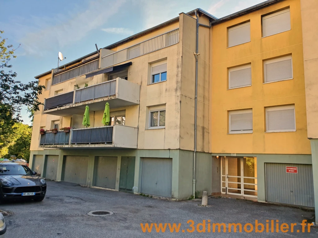 VUE ENTREE IMMEUBLE