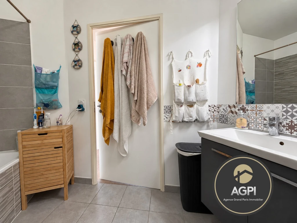 Salle de bains avec WC