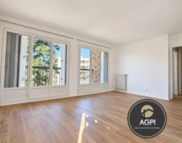 Séjour avec accès direct à un balcon