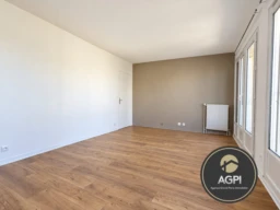 Séjour avec accès direct à un balcon