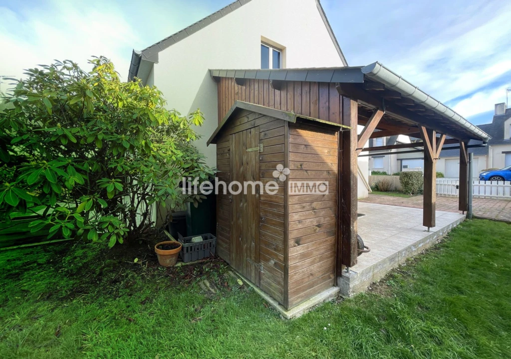 Un jardin clos, entretenu et soigneusement aménagé