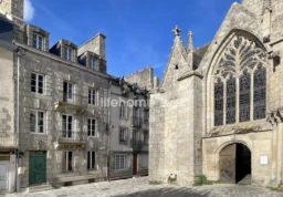Un immeuble début XXe siècle,<br>de la basilique Saint-Sauveur