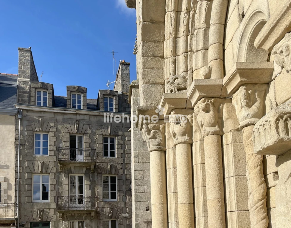 Un immeuble début XXe siècle,<br>de la basilique Saint-Sauveur