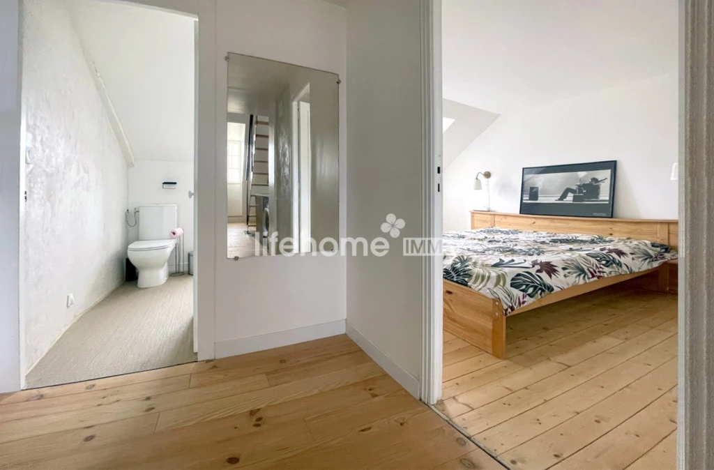 Une grande chambre et ses rangements intégrés