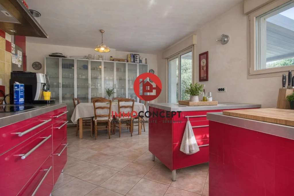 Cuisine ouvrant sur terrasse avec pergola