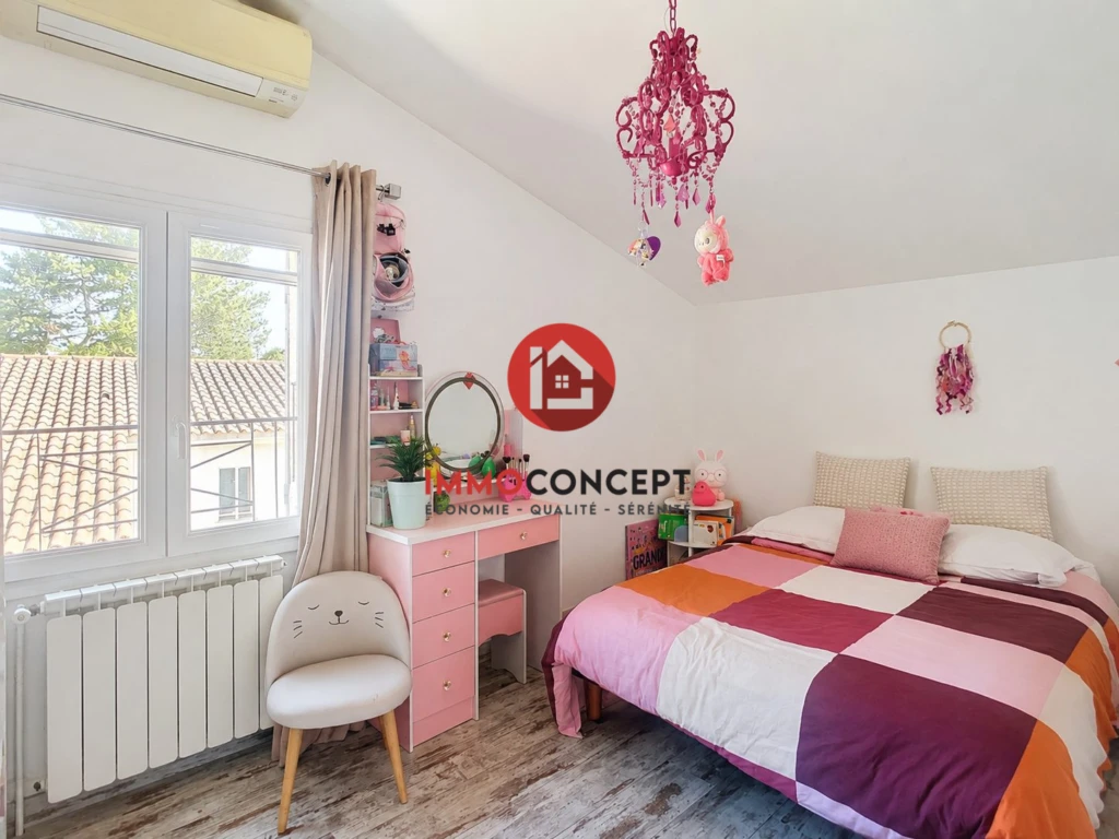Chambre 2: Clim, moustiquaire
