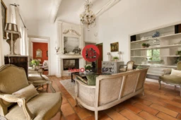 Salon avec cheminée et clim