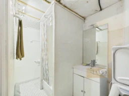 salle de douche avec wc