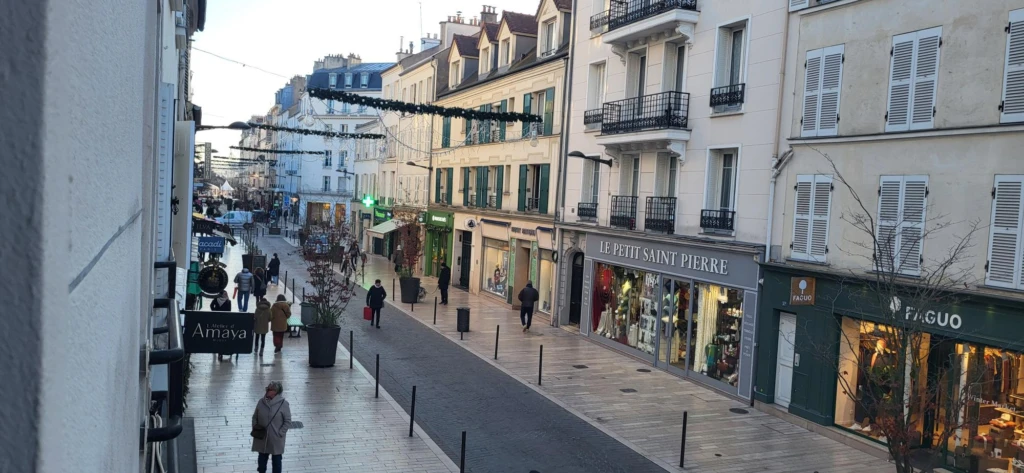 Vue sur la rue du Midi d'un bureau ou salle de réunion
