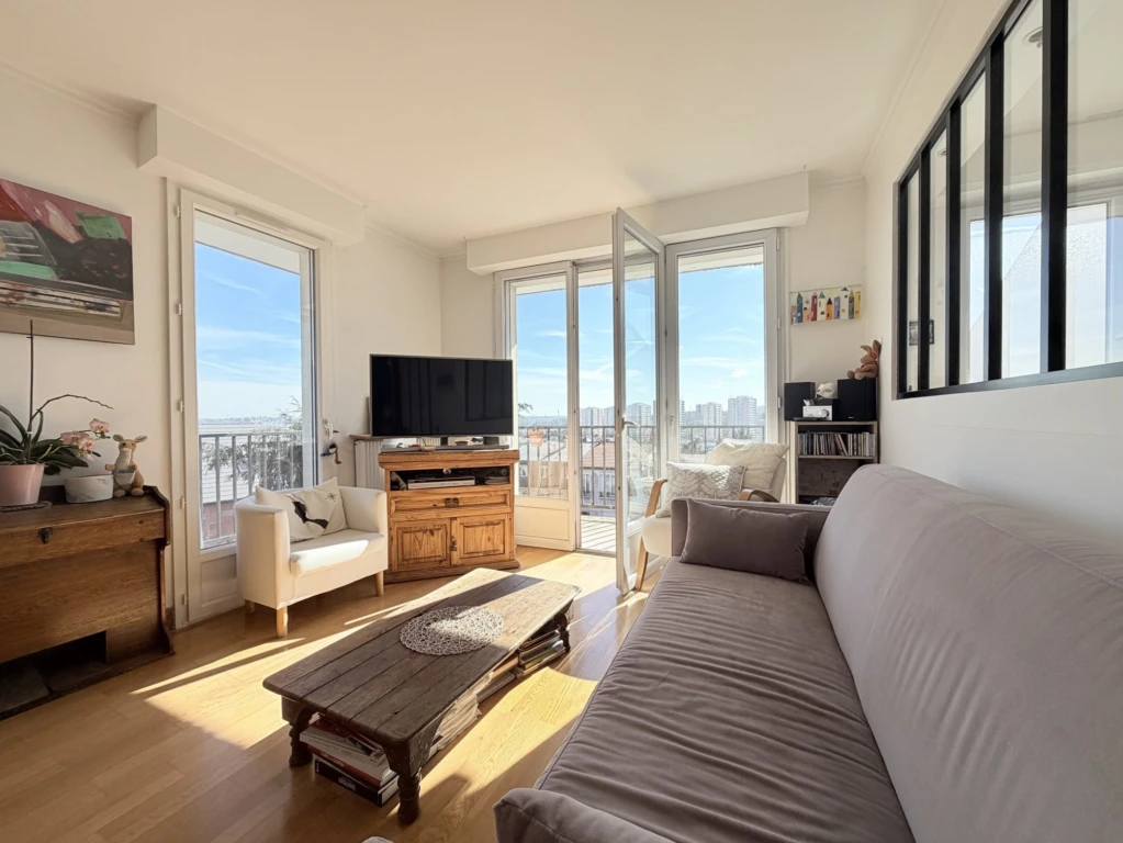salon/séjour donnant sur balcon