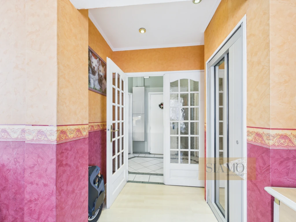Vue sur l'entrée du salon