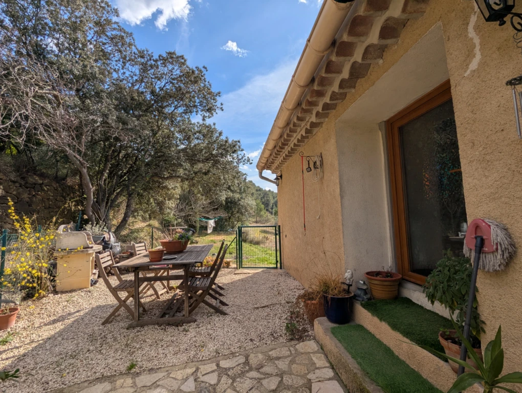 Entrée et terrasse de l'habitation secondaire