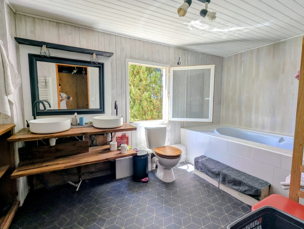 Salle de bain à l'étage