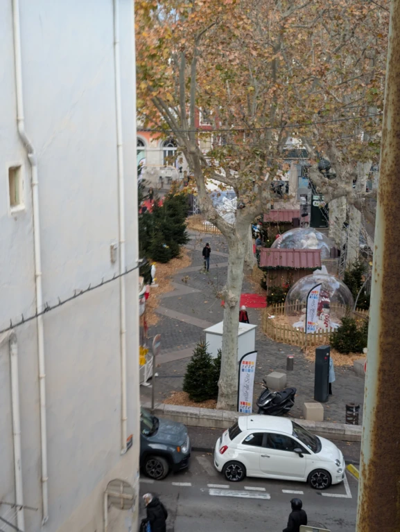 vue de la place de la mairie depuis la chambre ( rue Ribot)