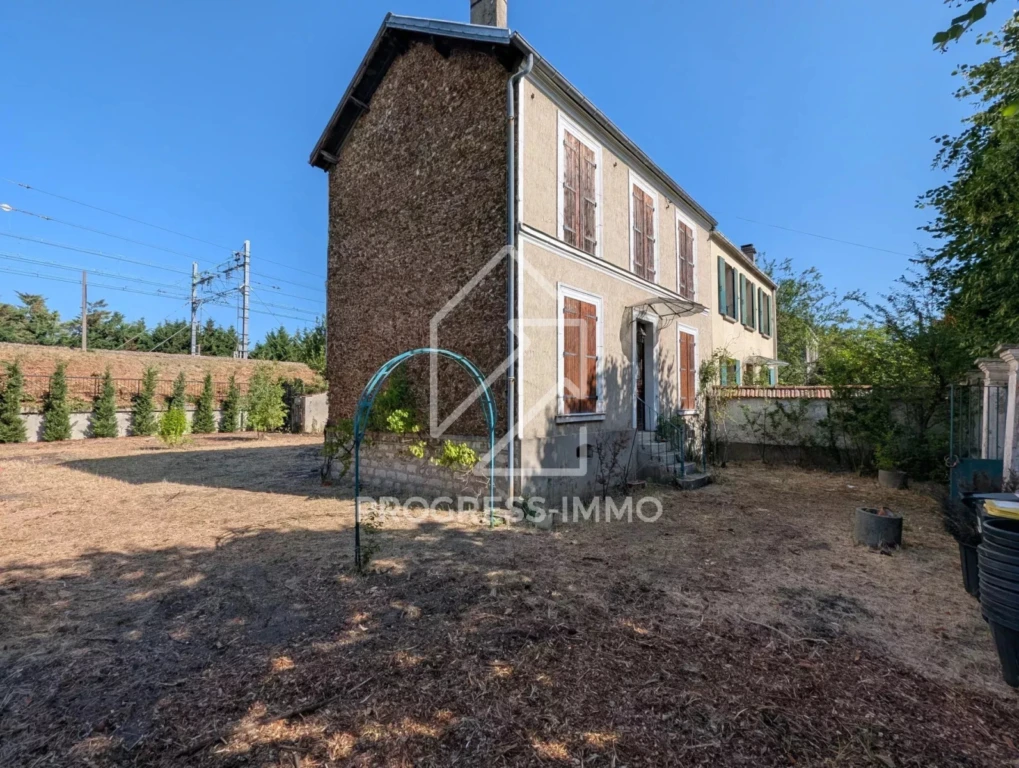 Maison charmante à rénover à La Varenne Saint-Hilaire 30