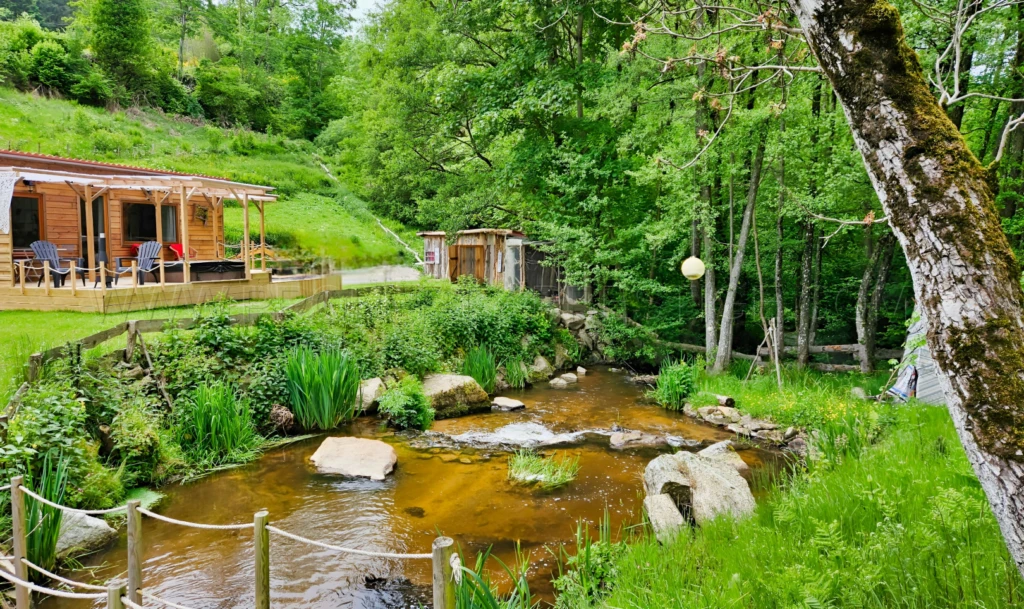 AUVERGNE MOULIN GITES CHAMBRES D’HÔTES RIVIERE 1.5 HA 1