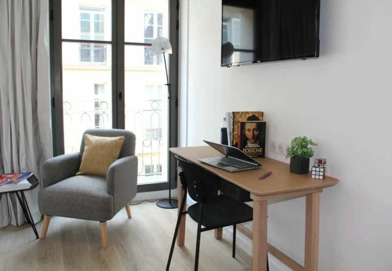 Appartement avec balcon - Champs Elysées (loyer tout inclus) 8