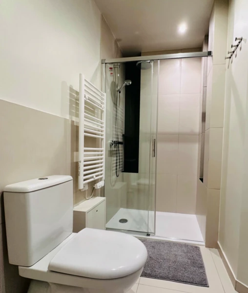 Appartement deux pièces neuf et meublé avec soin avec imprenable sur tout Paris (loyer tout inclus) 6