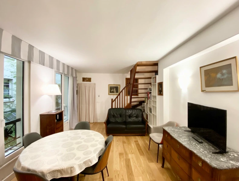 Superbe duplex in the lively 9th district (loyer tout inclus) 2