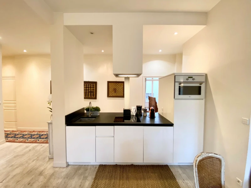 Beautiful Apartment with Balcony Close to La Madeleine Church (loyer tout inclus) 9