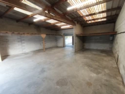 Hangar spacieux 161m2 avec point d’eau 1