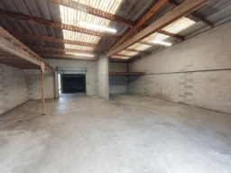 Hangar spacieux 161m2 avec point d’eau 2