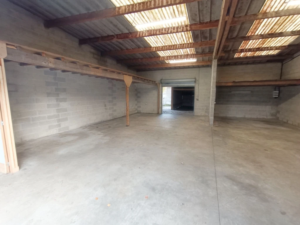 Hangar spacieux 161m2 avec point d’eau 3