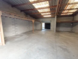 Hangar spacieux 161m2 avec point d’eau 3