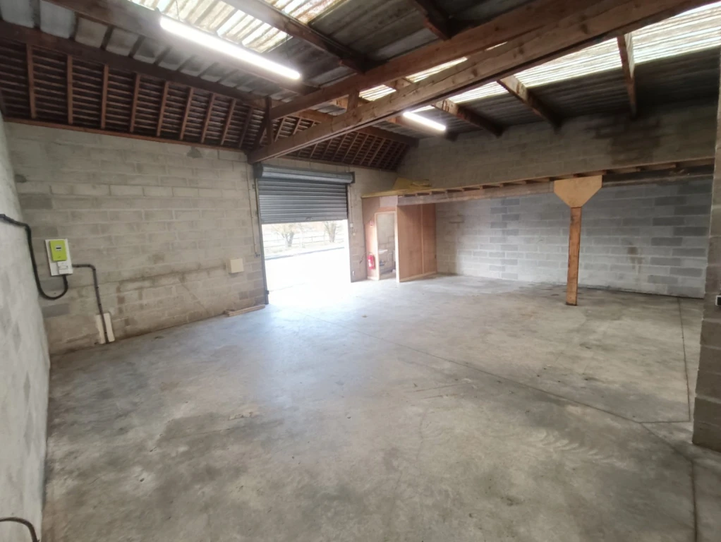 Hangar spacieux 161m2 avec point d’eau 4