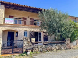 Aiguines, maison mitoyenne avec jardin 1