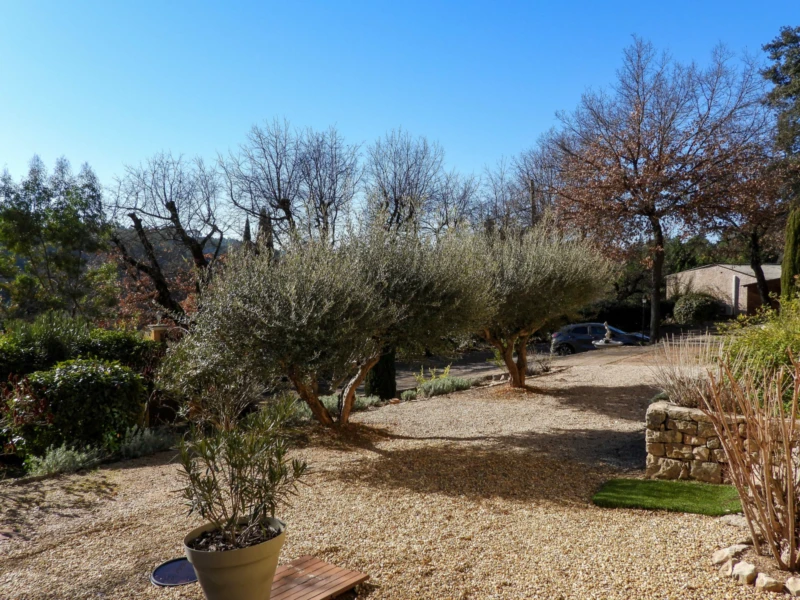 Entrecasteaux, villa avec piscine et dépendances 20