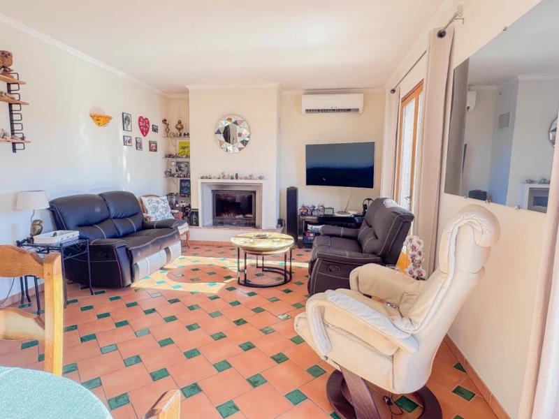 Entrecasteaux, villa avec piscine et dépendances 7