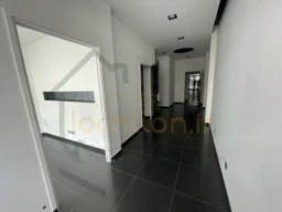 Local commercial moderne en plein centre-ville 2