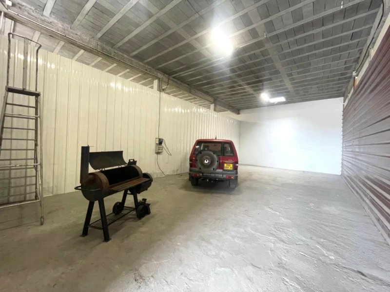 La Gaude, local commercial 800m2 - 4 Box, 8 Bureaux, 6 Sanitaires, 5 mètres de plafond 2