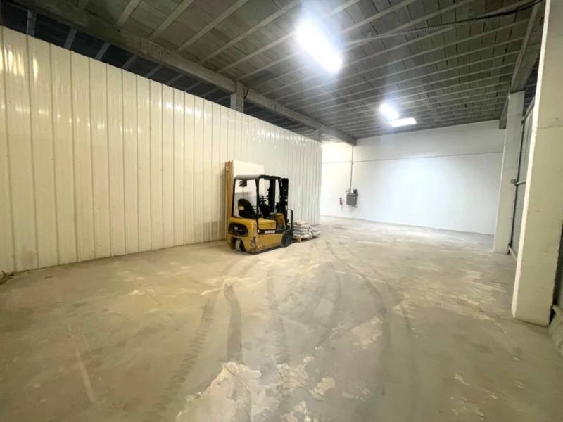 La Gaude, local commercial 800m2 - 4 Box, 8 Bureaux, 6 Sanitaires, 5 mètres de plafond 3