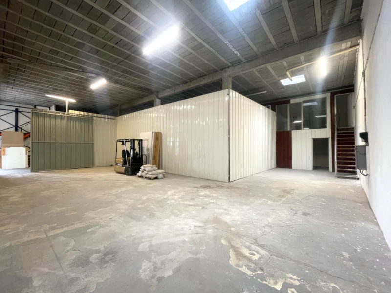 La Gaude, local commercial 800m2 - 4 Box, 8 Bureaux, 6 Sanitaires, 5 mètres de plafond 4