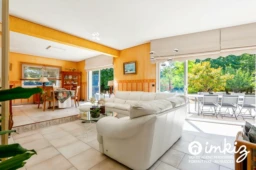 Villa contemporaine avec jardin paysagé 1