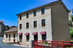 Grande Maison de 310 m² au Cœur d'un Village Proche de Thiers (63) 1