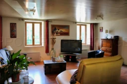 Grande Maison de 310 m² au Cœur d'un Village Proche de Thiers (63) 2