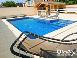 Maison avec sous-sol complet, piscine et jardin 1
