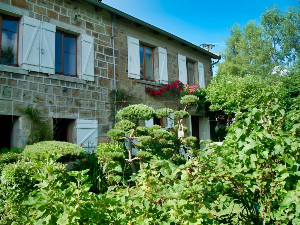 HAUTE ARDECHE ANCIENNE FERME 8 HA 1