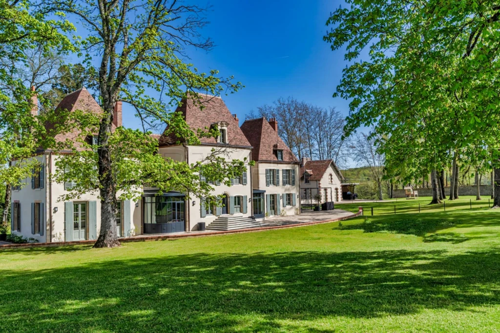 AUVERGNE ELEGANT MANOIR du XVIII éme Meublé et décoré 1