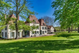 AUVERGNE ELEGANT MANOIR du XVIII éme Meublé et décoré 1