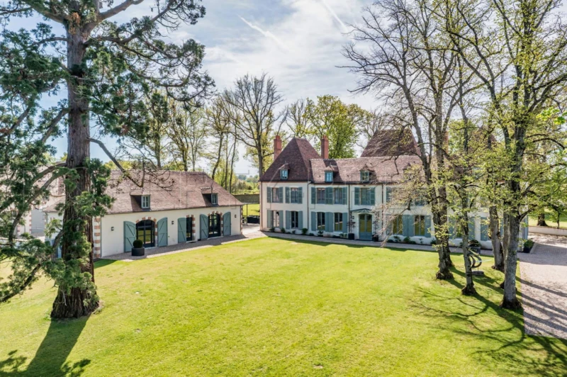 AUVERGNE ELEGANT MANOIR du XVIII éme Meublé et décoré 5