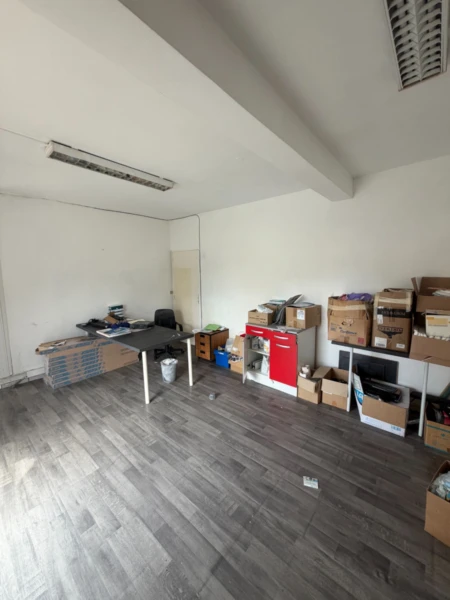 Local commercial vide de 32 m2 4