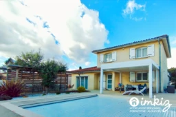 Maison familiale avec piscine et beaux volumes 2